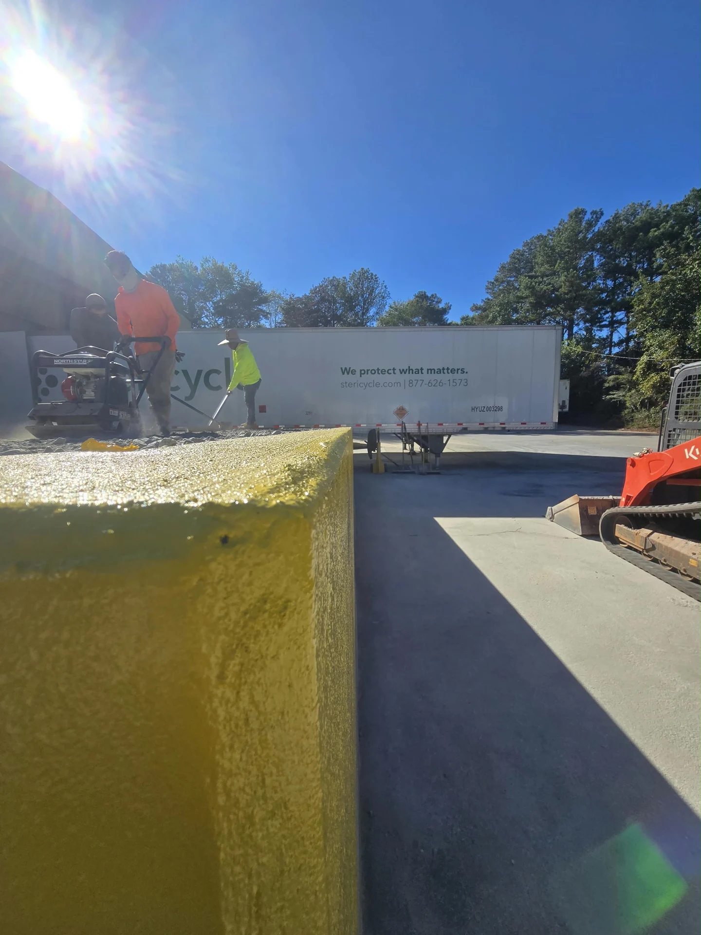 Plate compaction on the aggregate surface behind the wall edge